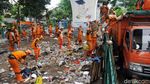 Sampah di Kolong Rel Juanda Dibersihkan