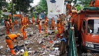 Sampah yang bikin kotor itu dikumpulkan dan diangkut menggunakan truk.