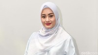 Dinda kini makin yakin untuk tampil dengan hijab. Pool/Noel/detikFoto.