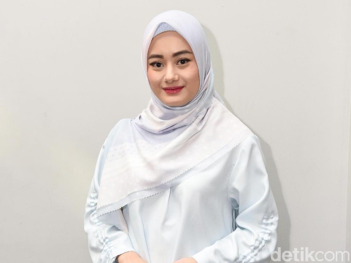 Dinda Hauw Dinda Hauw saat ditemui di kawasan Senayan.