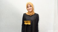 Cut Syifa tampil dengan hijab coklat dan busana hitam. Pool/Noel/detikFoto.