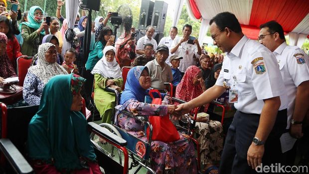 Anies Bagikan 40 Ribu Kartu Lansia Jakarta /