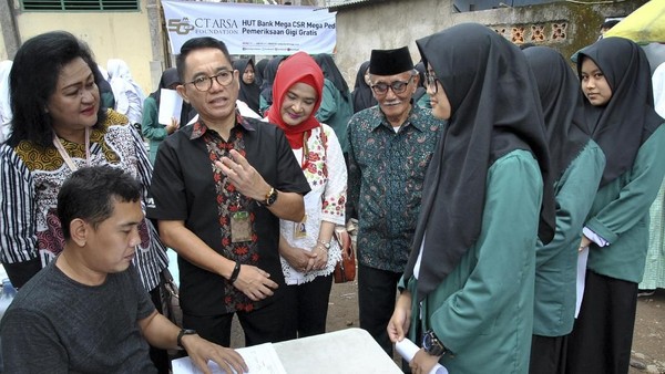 Pengobatan Gratis di HUT Emas Bank Mega