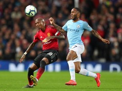 Raheem Sterling cukup merepotkan untuk MU. Ashley Young susah payah menghentikan Sterling. (Foto: Catherine Ivill/Getty Images)