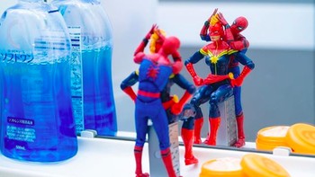 Spiderman merapikan rambut Captain Marvel. Hot.kenobi tampak sangat niat dalam merancang foto action figure-nya dan terlihat hidup. Foto: hot.kenobi