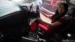Model Cantik dan Mobil Anyar Wuling
