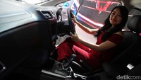 SPG ini juga terlihat sangat ramah menyapa pengunjung.