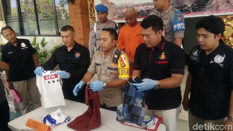 Polisi membawa tersangka pencabulan turis China. (Aditya Mardiastuti/detikcom) Polisi membawa tersangka pencabulan turis China. (Aditya Mardiastuti/detikcom)