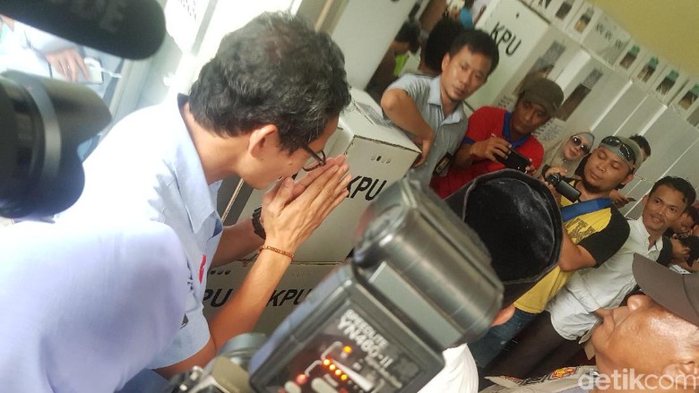 Sandiaga Cek Rekapituliasi C1 di Ciputat: Mari Hadirkan Demokrasi Jurdil Sandiaga Cek Rekapituliasi C1 di Ciputat: Mari Hadirkan Demokrasi Jurdil