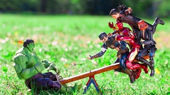 Hulk menang main timbangan. Cek langsung ke akun Instagram hot.kenobi untuk koleksi lainnya. Foto: hot.kenobi