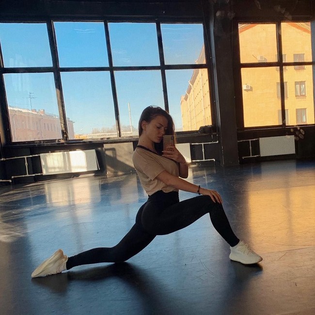 Polina yang keluarganya berada di Rusia, dikabarkan terbang ke Amerika Serikat sekitar dua tahun lalu untuk mengembangkan kariernya sebagai penari. Dia memiliki bakat menari yang sangat baik, meskipun saat ini kariernya belum melesat. Foto: Instagram @polinaglen