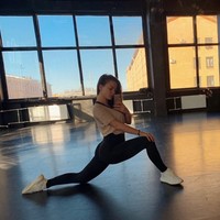 Polina yang keluarganya berada di Rusia, dikabarkan terbang ke Amerika Serikat sekitar dua tahun lalu untuk mengembangkan kariernya sebagai penari. Dia memiliki bakat menari yang sangat baik, meskipun saat ini kariernya belum melesat. Foto: Instagram @polinaglen