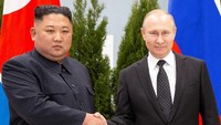 Pemimpin Korea Utara Kim Jong Un bertemu dengan Presiden Rusia Vladimir Putin. Pertemuan itu berlangsung di Vladivostok, Rusia, Kamis (25/4/2019) waktu setempat. Alexander Zemlianichenko/Pool via Reuters.