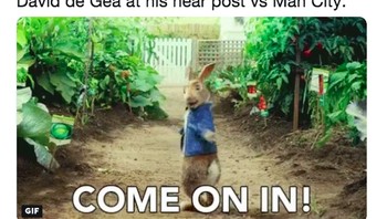 De Gea malah mempersilakan striker City masuk ke gawang. Foto: istimewa