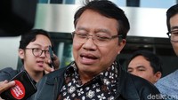 Iwan mengaku tak tahu soal bagi-bagi fee terkait kasus dugaan suap PLTU Riau-1 yang menjerat Sofyan Basir.