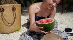 Suka Icip-icip Makanan, Begini 10 Gaya Urassaya Sperbund Kalau Lagi Kulineran