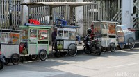 PKL juga ikut ramaikan badan jalan ini.