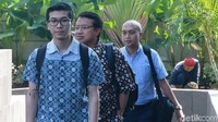 Direktur Utama PT PJB Investasi Gunawan Yudi Hariyanto (belakang) juga telah diba di KPK untuk menjalani pemeriksaan sebagai saksi.