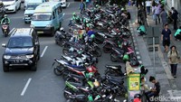 Motor-motor ini terparkir di sisi jalan.