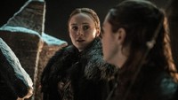 Sansa (Sophie Turner) dan Arya Starks (Maisie Williams) nampak berdiskusi. Dok. Helen Sloan/HBO
