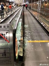 Terlalu Terobesesi Bertemu Artis, Para Penggemar Rusak Fasilitas Bandara