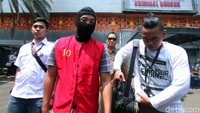 Ramyadjie dikirim ke kejaksaan dengan pengawalan ketat polisi.
