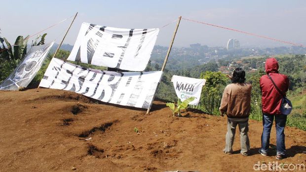 Hari Bumi, Aktivis Lingkungan Pasang Spanduk 'KBU Sekarat'