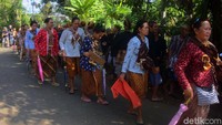 Panas terik dan beratnya pikulan tidak dirasakan oleh mereka.