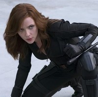 Setelah di Avengers: Age of Ultron berambut bob pendek, Black Widow atau Natasha Romanoff tampil dengan gaya rambut berbeda dalam Captain America Civil War. Scarlett sepertinya memang menyesuaikan gaya rambutnya sesuai dengan seri Marvels yang dibintanginya. Aktris cantik itu kembali dengan gaya rambut yang sama di film Captain America: The Winter Soldier. Foto: Dok. Marvel Studios