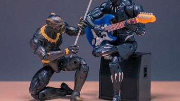 Black Panther pun bisa main gitar. Foto: hot.kenobi