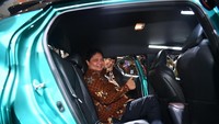 Airlangga sempat masuk ke dalam mobil Toyota.