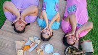 Imutnya! Dengan mengenakan pakaian berwarna biru cerah. Urassaya tampak foto sambil tiduran dengan roti-roti enak. Foto: Instagram@urassayas