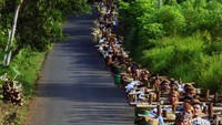 Mereka berjalan puluhan kilometer menuju makam leluhur mereka.
