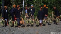 Mereka memakai pakaian khas adat Jawa.
