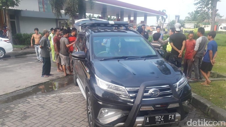 Duh! Ada Komplotan Pencuri Ban di Rest Area Tol Tangerang-Merak Duh! Ada Komplotan Pencuri Ban di Rest Area Tol Tangerang-Merak