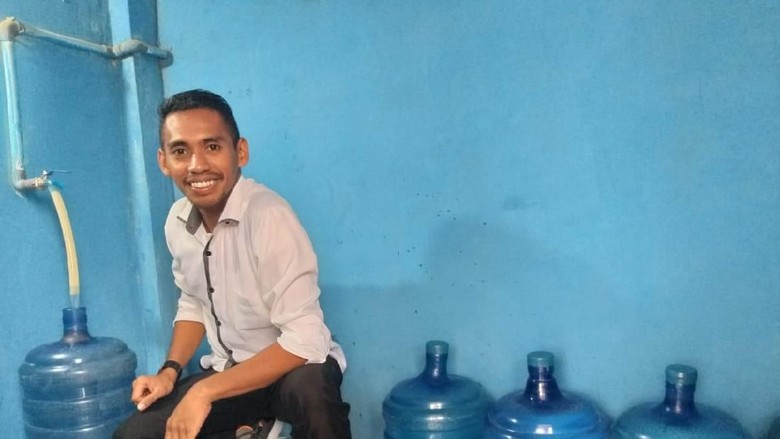 Tukang Galon di Muna Barat Buka-bukaan Strategi Lolos Jadi Anggota DPRD Tukang Galon di Muna Barat Buka-bukaan Strategi Lolos Jadi Anggota DPRD