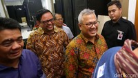 Pemantauan ruang server KPU berlangsung cair. Senyum dan tawa mewarnai proses pemantauan ruang server KPU.