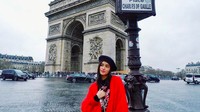 Saat di Paris, Liza berfoto di monumen yang sangat ikonik di sana yaitu Arc de Triomphe. (lizasoberano/Instagram)