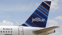 Jet Blue, salah satu LCC favorit. Mereka menjual pemilihan bagasi dan kursi dan penjualan di kapal, semua produk dengan harga yang pasti lebih tinggi daripada harga kursi itu sendiri (CNN Travel)  