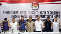 Sekjen Gerindra Ahmad Muzani datang ke KPU dengan ditemani Sekjen Partai Demokrat Hinca Pandjaitan, Sekjen PKS Mustafa Kamal, Sekjen Berkarya Priyo Budi Santoso, dan Sekjen PAN Eddy Soeparno. 