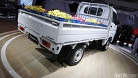 Suzuki New Carry pick up hadir dengan panjang 4.195 mm, lebar 1.765 mm, dan tinggi 1.910 mm.