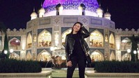 Saat liburan di Jepang, Liza berkunjung ke Tokyo Disney Sea. (lizasoberano/Instagram)