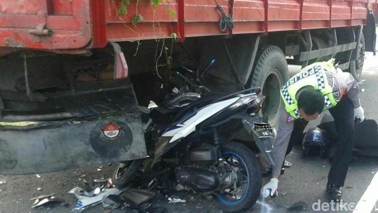 Pemotor Tewas Tabrak Truk di Purworejo Pemotor Tewas Tabrak Truk di Purworejo