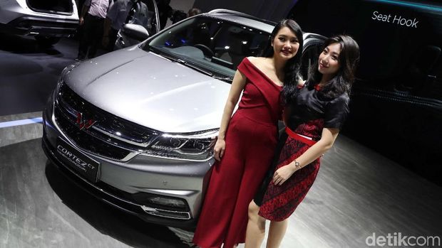 Wuling Motors Indonesia menghadirkan Wuling Confero ACT dan Wuling Cortez CT di IIMS 2019. SPG cantik turut mendampingi mobil anyar Wuling.