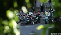 Kebanyakan para driver memarkirkan kendaraannya untuk sekedar mengambil orderan.