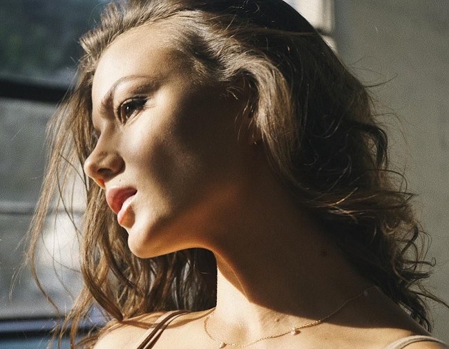 Hubungan cinta Johnny Depp dan Polina ini bersemi setelah bintang film Pirates of the Carribean itu diterpa kabar melakukan kekerasan pada mantan kekasihnya Amber Heard. Saat itu Johnny banyak mendapat cibiran karena Amber mengaku kerap disakiti secara fisik. Namun belakangan diketahui ternyata justru Amber lah yang banyak melakukan kekerasan fisik pada aktor 55 tahun tersebut. Foto: Instagram @polinaglen