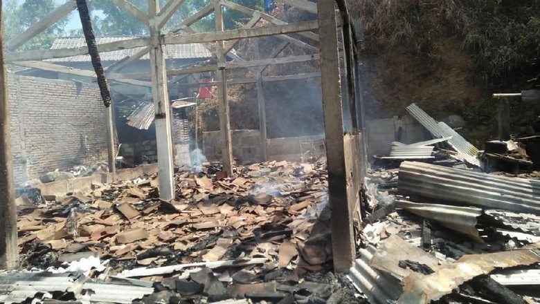 Ditinggal Pergi Pemiliknya, 2 Rumah di Gunungkidul Ludes Terbakar Ditinggal Pergi Pemiliknya, 2 Rumah di Gunungkidul Ludes Terbakar