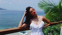 Model sekaligus artis cantik ini suka jalan-jalan lho. (lizasoberano/Instagram)