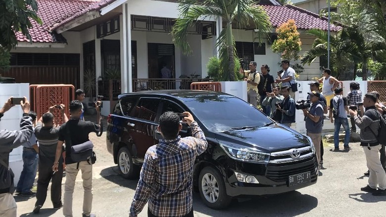 Tim KPK Bawa 2 Koper dari Kediaman Bupati Solok Selatan Sumbar Tim KPK Bawa 2 Koper dari Kediaman Bupati Solok Selatan Sumbar