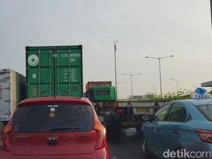 Tol Tanjung Priok Macet Parah Imbas Bongkar Muat di Pelabuhan